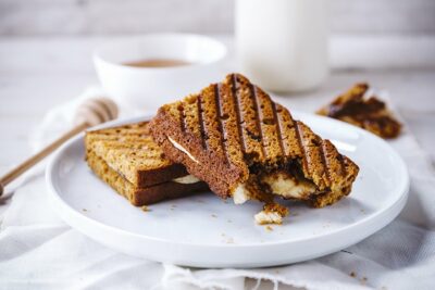 Croque van peperkoek met banaan