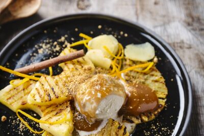 Gegrilde ananas met peperkoeksaus