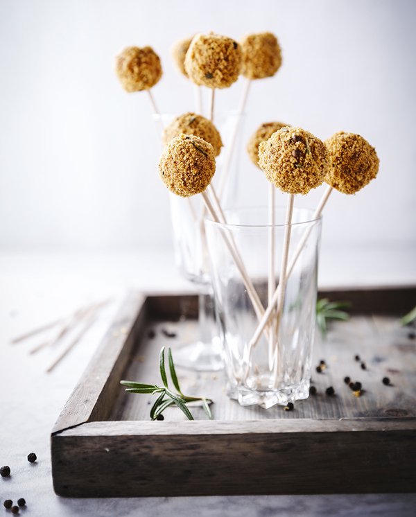 Hors d'oeuvre of spice cake crusted game paté - Vondelmolen