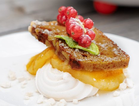 Meringue with grilled pineapple and spice cake - Vondelmolen