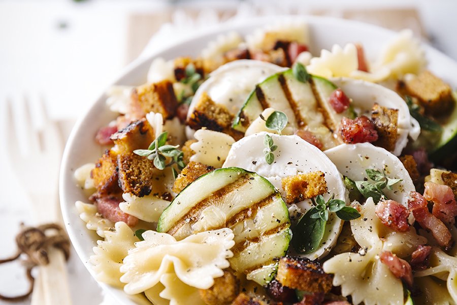 Pasta with goat cheese, bacon and spice cake croutons - Vondelmolen