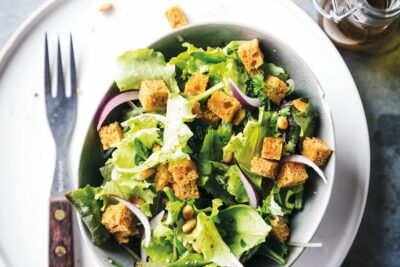 gemengde sla met croutons van peperkoek