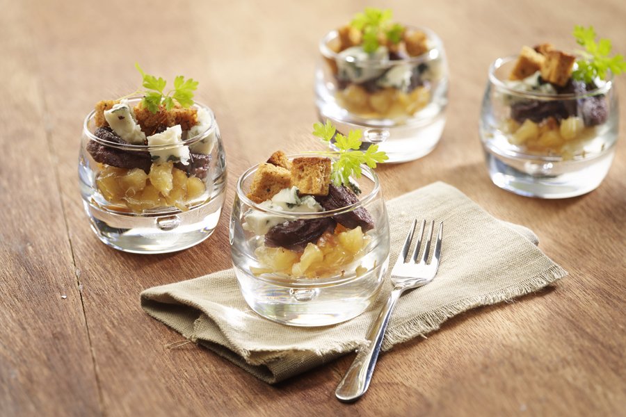 Appetizer with black pudding, apple, spice cake and Roquefort - Vondelmolen