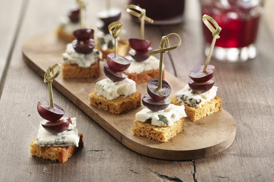 Appetizer with Roquefort, spice cake and grape - Vondelmolen
