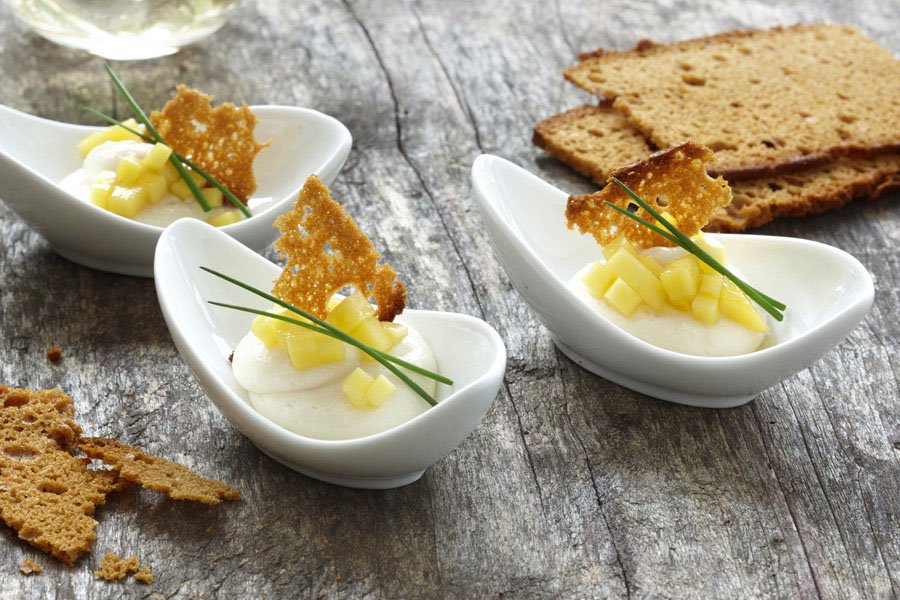 Peperkoek met geitenkaas en mango