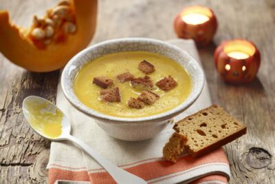 Pompoensoep met peperkoek croutons Halloween