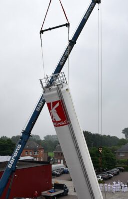 Nieuwe silo wordt met kranen de lucht in getild