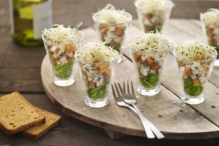 Appetizer with spice cake cubes and Roquefort - Vondelmolen